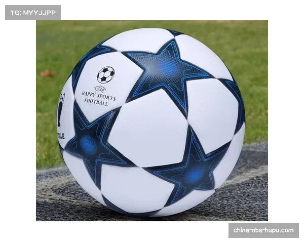 欧冠与某时尚品牌推出联名系列，融合足球与街头文化元素